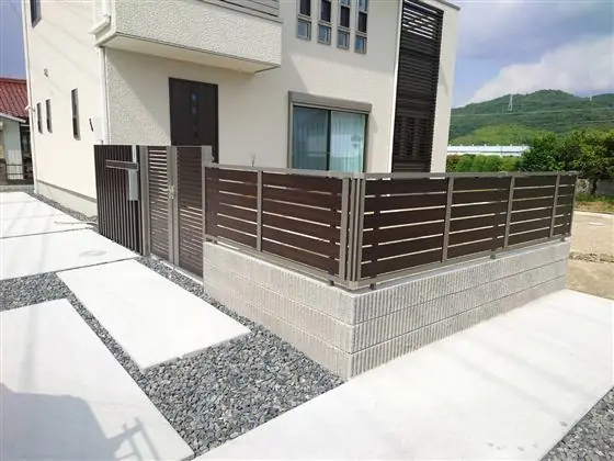 ブロック塀の上の横板フェンスと門扉