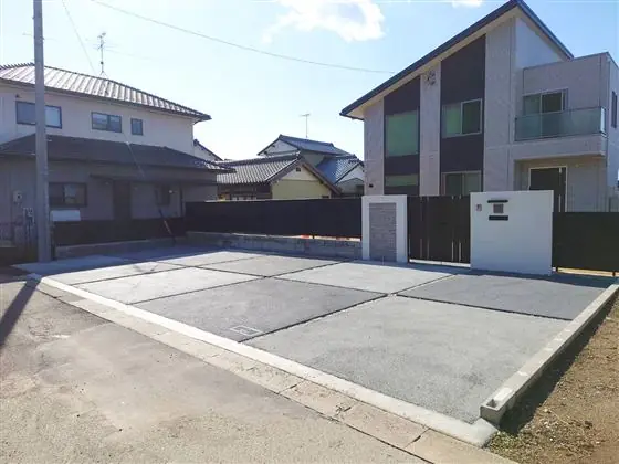 広い透水仕上げの駐車場と門塀