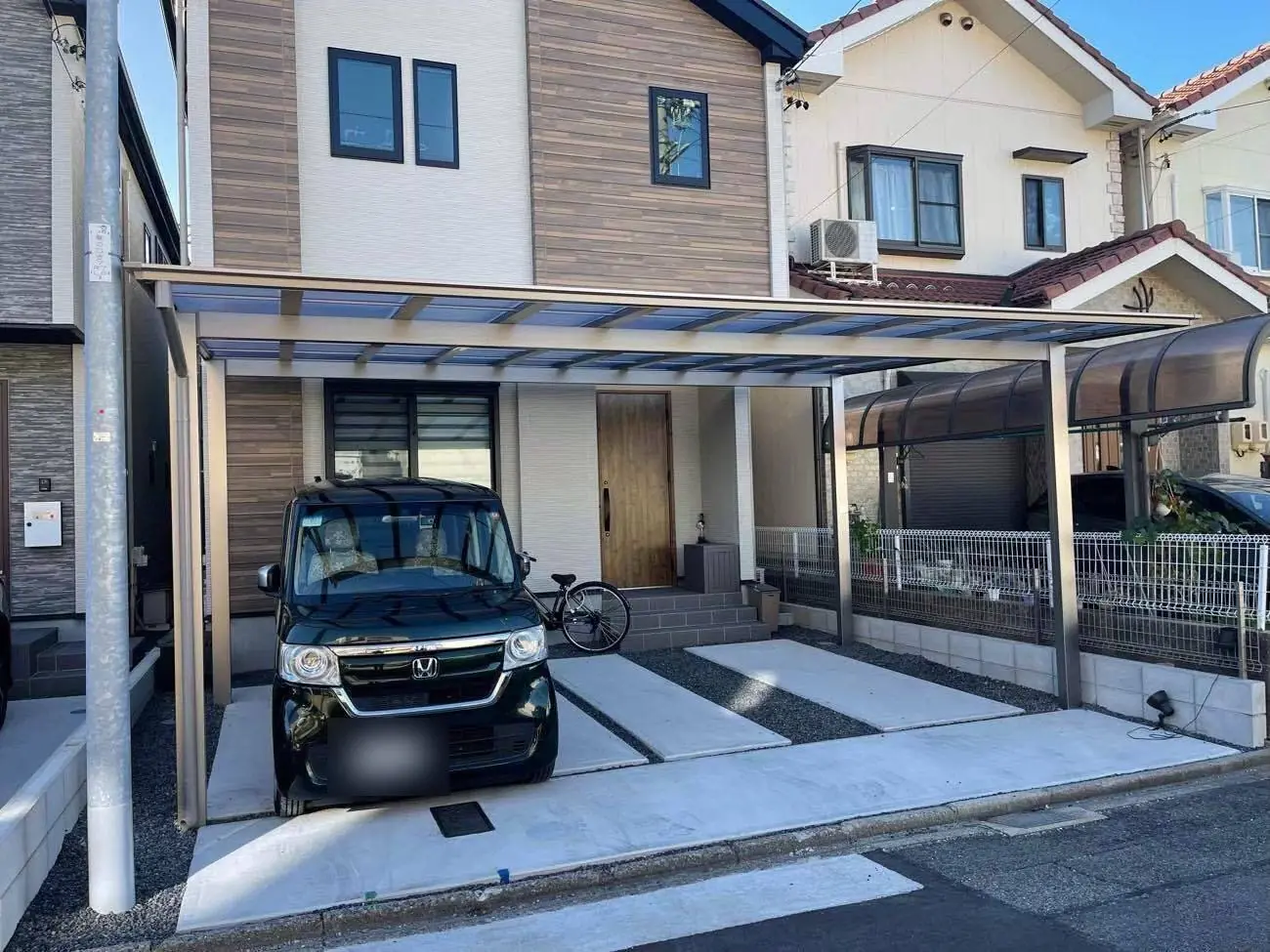 新築住宅のフラット屋根カーポートと土間コンクリート