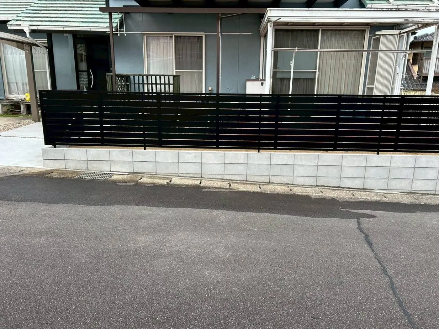 黒い横板フェンスと門柱