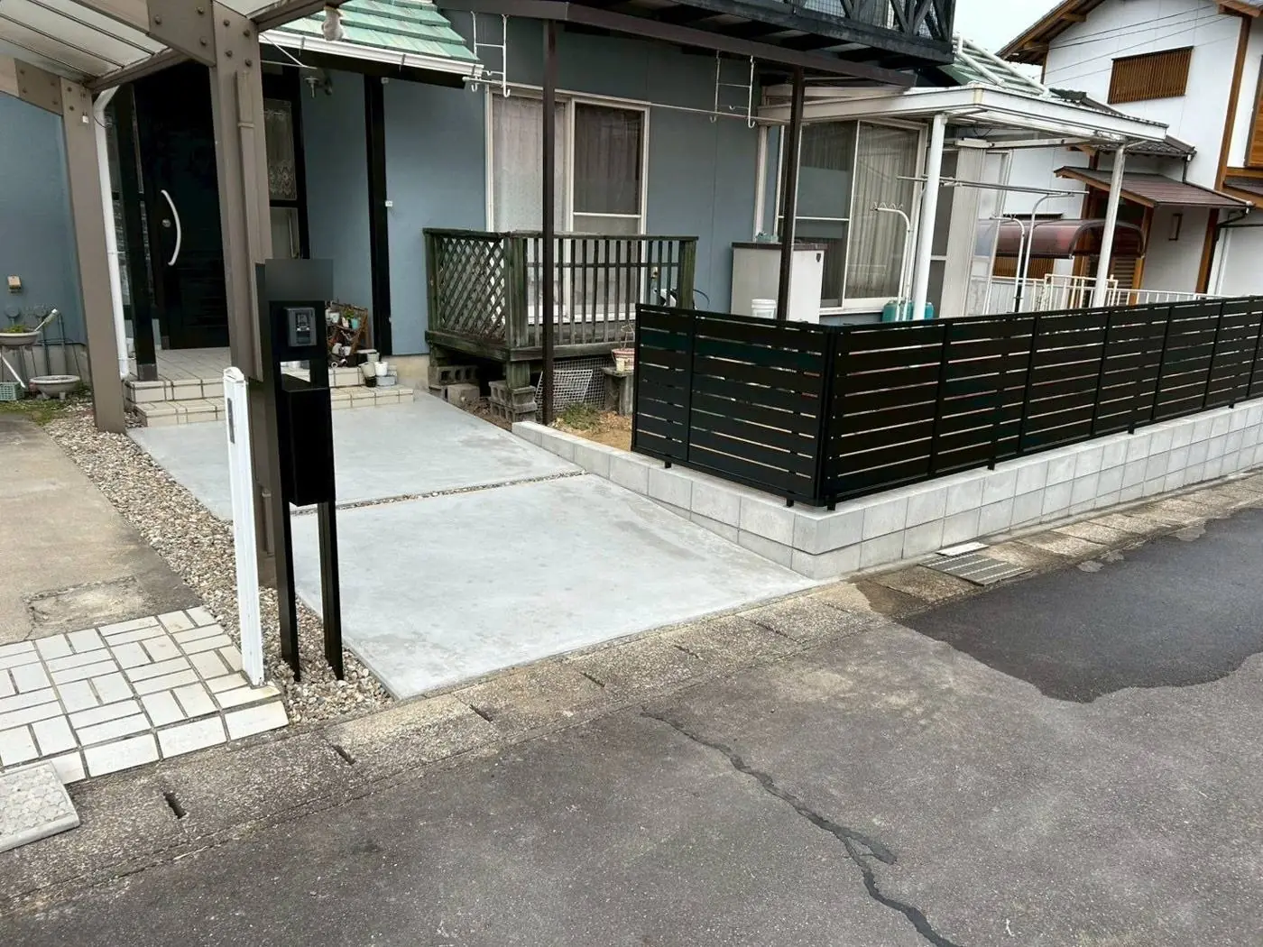 黒い横板フェンスと門柱まわり