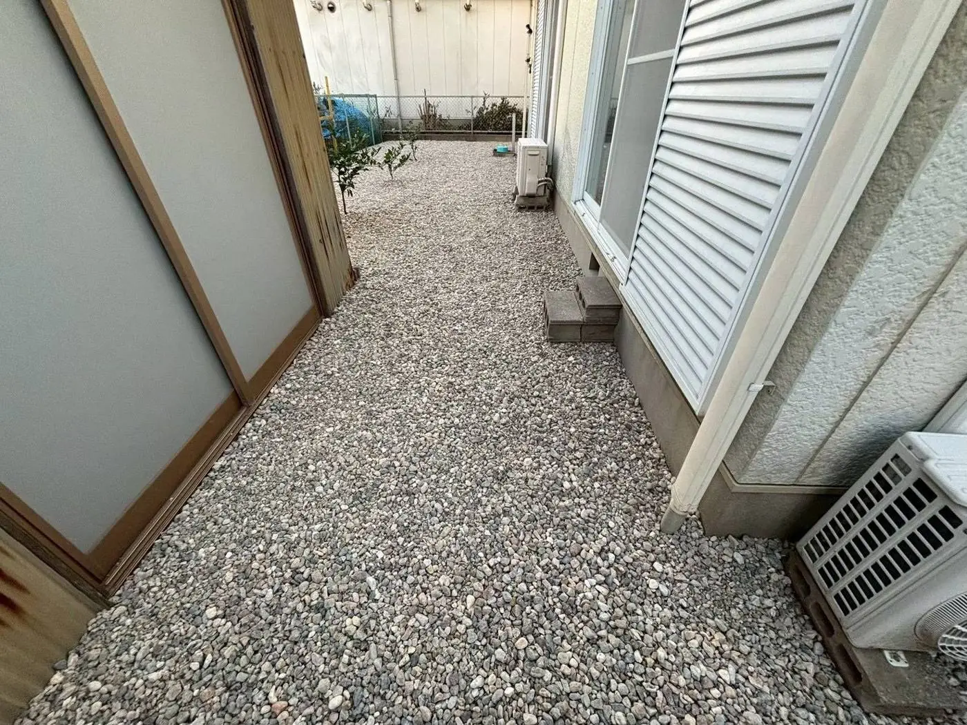 家まわりの砂利敷き通路