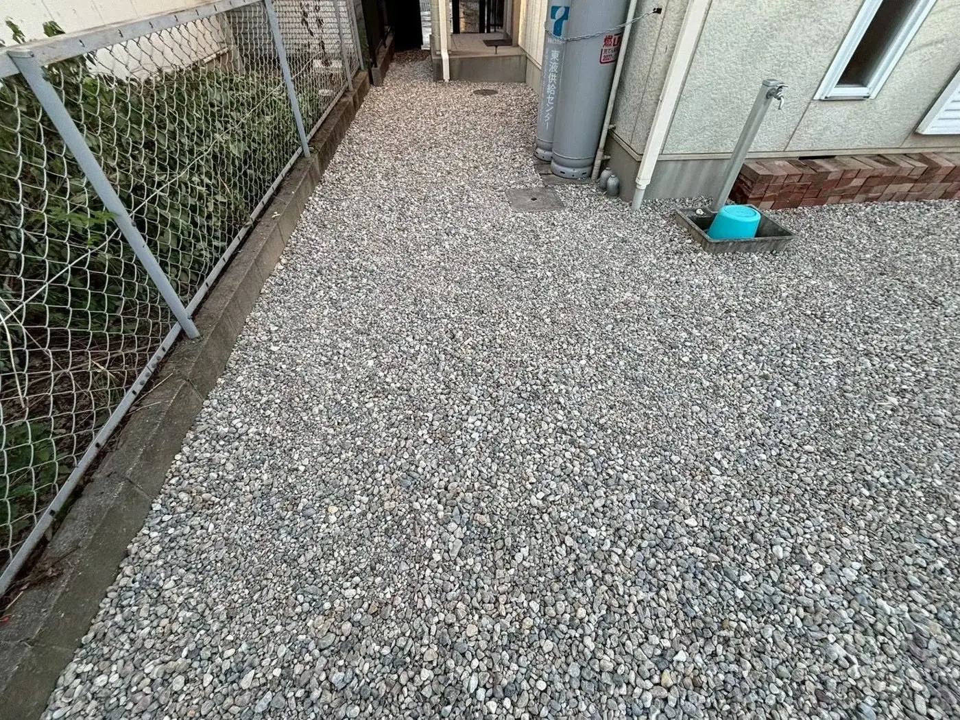 砂利敷きの広いお庭