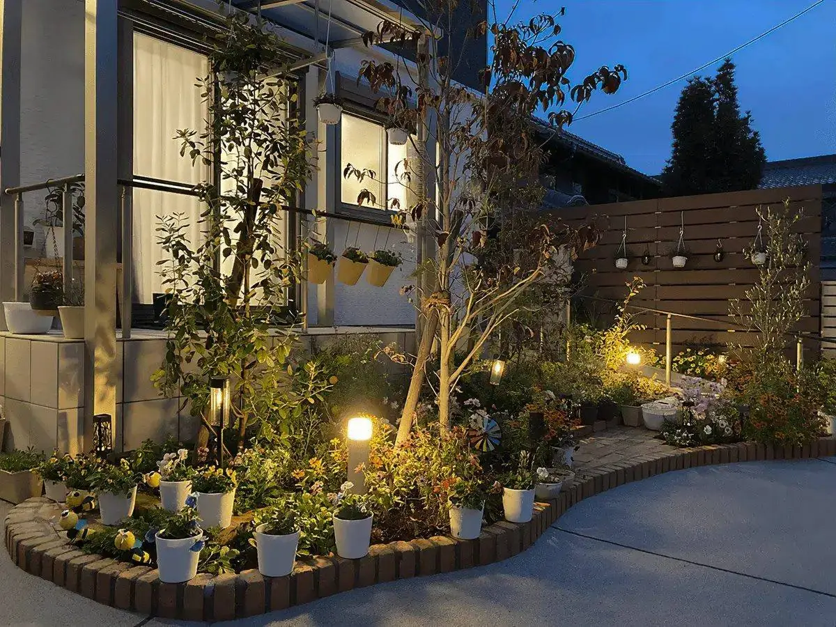 夕方の花壇とあかりのあるお庭