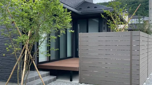デッキと木立ち