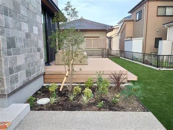 ウッドデッキと人工芝、植栽帯