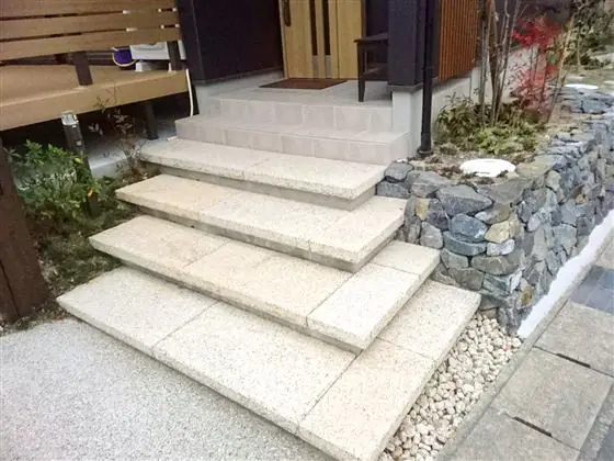 石積みと玄関階段