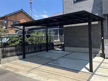 黒いフレームの大型カーポート