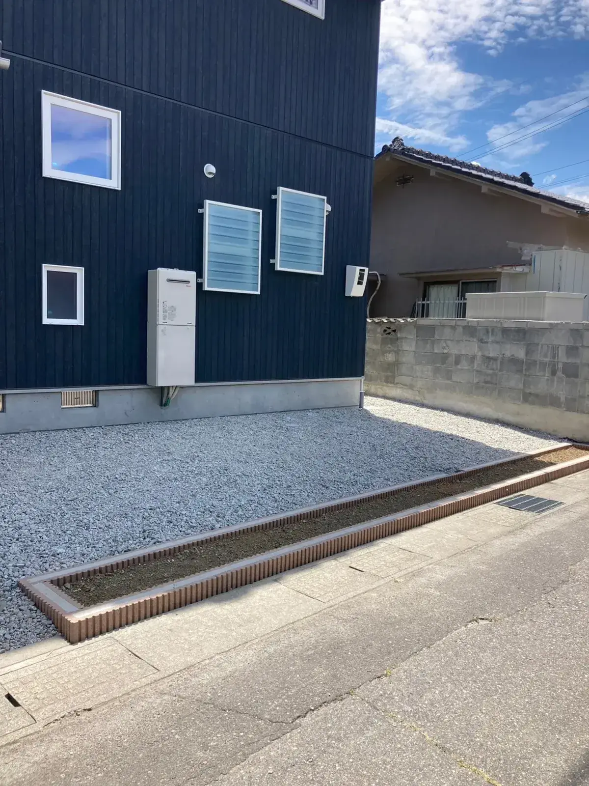 長野県のアプローチ・芝・植栽の施工事例(1枚目)