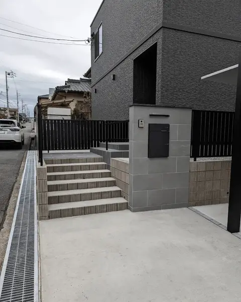 三重県のデッキ・テラス・芝・植栽・タイル・石張りの施工事例（4枚目）