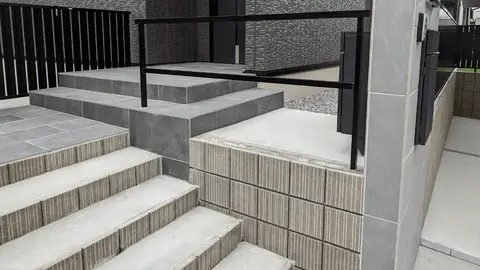 三重県のデッキ・テラス・芝・植栽・タイル・石張りの施工事例（7枚目）
