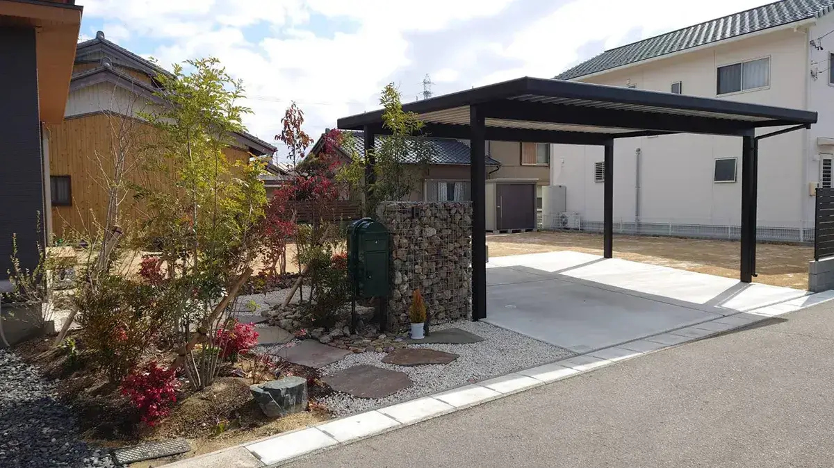 愛知県の門柱・門塀・アプローチ・芝・植栽の施工事例(1枚目)