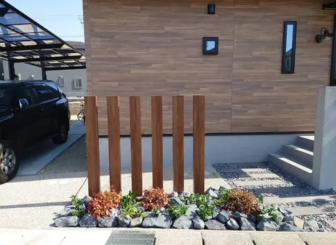 愛知県の門柱・門塀・デッキ・テラス・芝・植栽の施工事例（2枚目）
