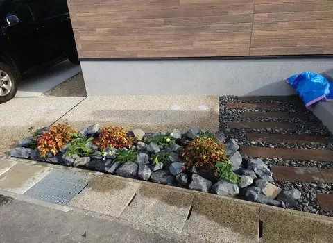愛知県の門柱・門塀・デッキ・テラス・芝・植栽の施工事例（3枚目）