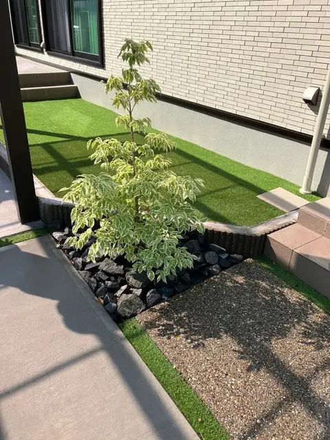 愛知県のカーポート・フェンス・芝・植栽の施工事例(3枚目)