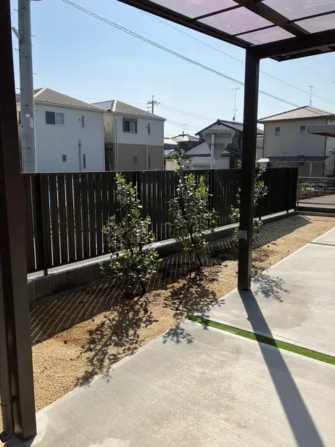愛知県のカーポート・フェンス・芝・植栽の施工事例(4枚目)