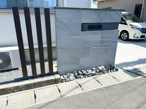 三重県の門柱・門塀・デッキ・テラス・タイル・石張りの施工事例（2枚目）