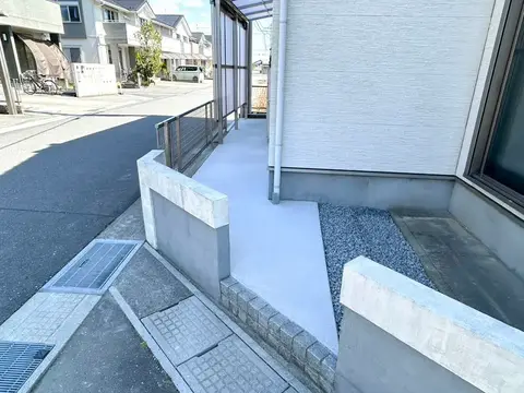 三重県の門柱・門塀・デッキ・テラス・タイル・石張りの施工事例（4枚目）