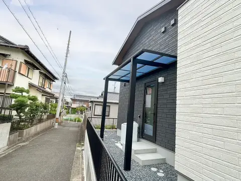 三重県のデッキ・テラス・芝・植栽・タイル・石張りの施工事例（2枚目）